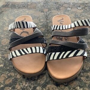 Very G Black and  White Flat Sandals Size 7.5 NWT NWB